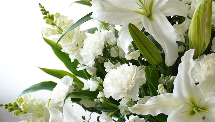 記と挙式の供花は白いユリやカーネーション